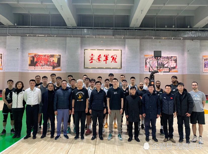 于是，他立刻给秦刚发了一条微信，让他试着帮自己找这两样东西。